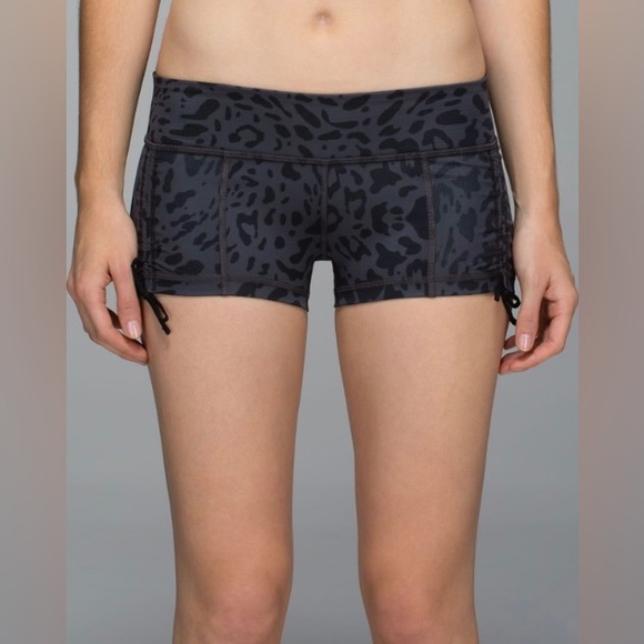 Lululemon Hot Hot Short size 6 - Picture 3 of 13